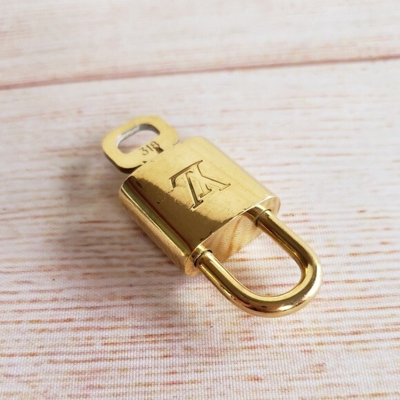 Louis Vuitton #318 Padlock and Key - Picture 4 of 6